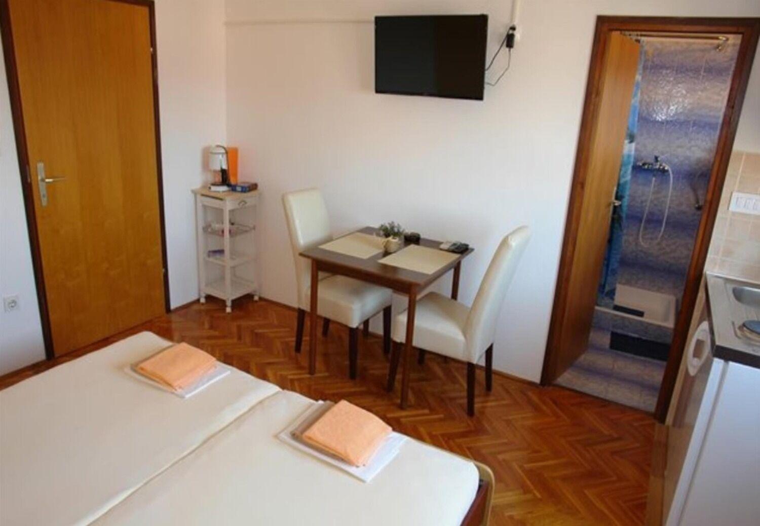 Apartments And Rooms Ognjen - Family Apartments With Free Parking Betina  Exterior photo