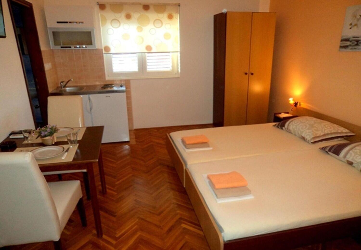 Apartments And Rooms Ognjen - Family Apartments With Free Parking Betina  Exterior photo